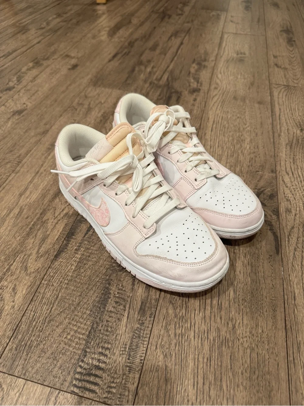 Nike Women's Low-Top Sneakers in Light Pink and White with Marble Swoosh